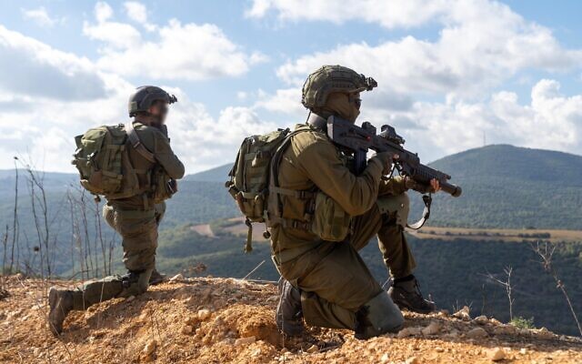 Des troupes de l'armée israélienne opérantr dans le sud du Liban, sur une photo approuvée pour publication le 25 novembre 2024. (Crédit : Armée israélienne)