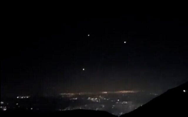 Une capture d'écran d'une vidéo diffusée sur les réseaux sociaux montre des projectiles dans le ciel après que des roquettes ont été tirées depuis le Liban sur la région de Haïfa, au début du 22 novembre 2024. (Capture d'écran X ; utilisée conformément à l'article 27a de la loi sur le droit d'auteur)