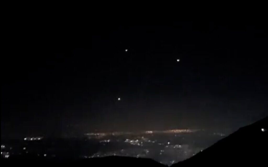 Une capture d'écran d'une vidéo diffusée sur les réseaux sociaux montre des projectiles dans le ciel après que des roquettes ont été tirées depuis le Liban sur la région de Haïfa, au début du 22 novembre 2024. (Capture d'écran X ; utilisée conformément à l'article 27a de la loi sur le droit d'auteur)