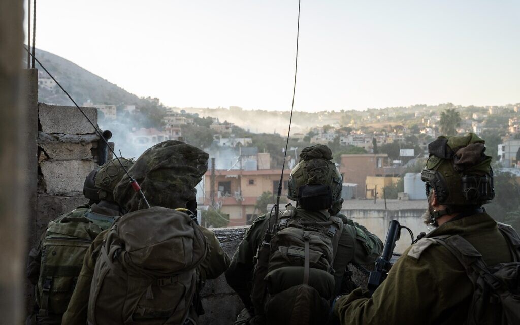 Troupes opérant au Sud-Liban sur une photo non datée publiée par l'armée le 13 novembre 2024. (Crédit : armée israélienne)