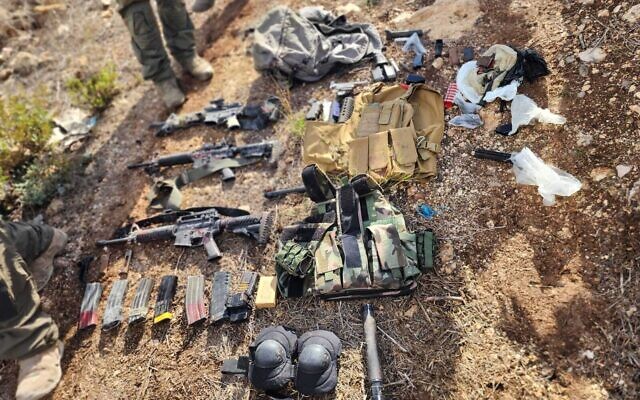 Des armes récupérées auprès de trois membres du Jihad islamique palestinien tués par des soldats israéliens à Qabatiya, en Cisjordanie, le 19 novembre 2024. (Crédit : Armée israélienne) Des armes récupérées auprès de trois membres du Jihad islamique palestinien tués par des soldats israéliens à Qabatiya, en Cisjordanie, le 19 novembre 2024. (Crédit : Armée israélienne)