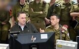 Le ministre de la Défense Israel Katz (à gauche) lors d'une visite au Commandement du Nord avec le chef d'état-major de l’armée israélienne, le lieutenant-général Herzl Halevi, le 13 novembre 2024. (Crédit : Capture d'écran vidéo X ; utilisée conformément à la clause 27a de la loi sur le droit d'auteur)