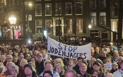 Une banderole indiquant "Stop aux chasseurs de Juifs" brandie lors d'une manifestation organisée conjointement par des organisations juives et chrétiennes à Amsterdam, le 28 novembre 2024. (Crédit : Bart Schut) Une banderole indiquant "Stop aux chasseurs de Juifs" brandie lors d'une manifestation organisée conjointement par des organisations juives et chrétiennes à Amsterdam, le 28 novembre 2024. (Crédit : Bart Schut)
