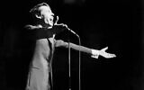 Cette photo prise le 7 octobre 1966 montre le chanteur belge Jacques Brel en train de chanter lors de son dernier spectacle à l'Olympia, à Paris. Jacques Brel est décédé d'un cancer il y a 25 ans, le 9 octobre 1978. (Crédit : AFP)
