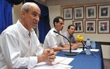 Les membres de la coalition Monarchie parlementaire maintenant au Maroc, de gauche à droite, Fouad abdelmoumni, Ali Ben Dine et Abdelamin Rayi donnent une conférence de presse le 28 juin 2011 à Rabat. La coalition a déclaré qu'elle rejetait les réformes constitutionnelles proposées par le roi Mohammed VI au début du mois pour limiter son pouvoir, affirmant qu'elles n'étaient pas conformes aux principes et aux normes d'une monarchie parlementaire. (Photo by ABDELHAK SENNA / AFP)