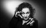 L'écrivaine, dessinatrice et designer américaine autrice du roman graphique « Moi, ce que j'aime, c'est les monstres », Emil Ferris pose lors d'une séance photo à Paris le 20 septembre 2018. (Photo by JOEL SAGET / AFP)