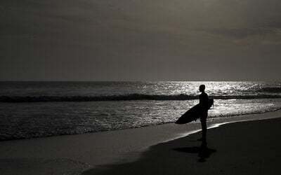 Illustration : Un surfeur assiste à une compétition de surf organisée pour relancer le tourisme local sur l'île d'Arugam Bay, dans l'est du Sri Lanka, le 27 septembre 2020. (Crédit : Ishara S. Kodikara/AFP)