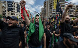 Illustration : Des musulmans chiites participent à une cérémonie au plus fort de l'Achoura, période de 10 jours durant laquelle se commémore la mort, au 7e siècle, du petit-fils du prophète Mahomet, l'imam Hussein, à Beyrouth, le 17 juillet 2024. (Crédit : Khaled Desouki / AFP)