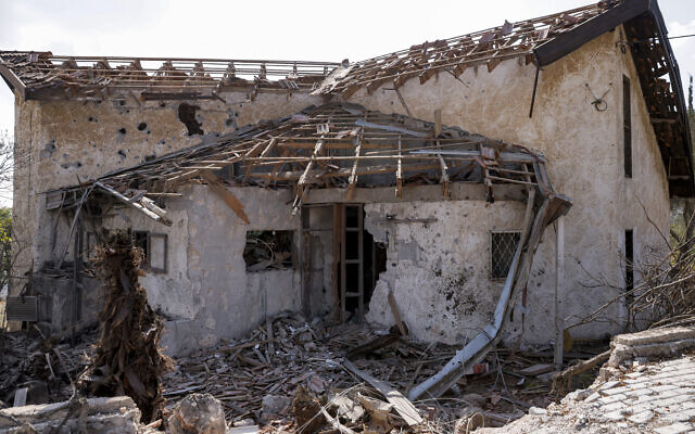 Cette photo prise lors d'une visite pour les médias étrangers avec l'armée israélienne dans la ville de Metula près de la frontière libanaise le 15 octobre 2024, montre une maison détruite par une frappe du Liban, dans le cadre de la guerre actuelle entre Israël et le Hezbollah. (Photo Jalaa MAREY / AFP) Cette photo prise lors d'une visite pour les médias étrangers avec l'armée israélienne dans la ville de Metula près de la frontière libanaise le 15 octobre 2024, montre une maison détruite par une frappe du Liban, dans le cadre de la guerre actuelle entre Israël et le Hezbollah. (Photo Jalaa MAREY / AFP)