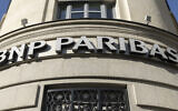 La façade d'une banque BNP Paribas à Paris, le 16 octobre 2024. (Crédit : Grégoire CAMPIONE / AFP)