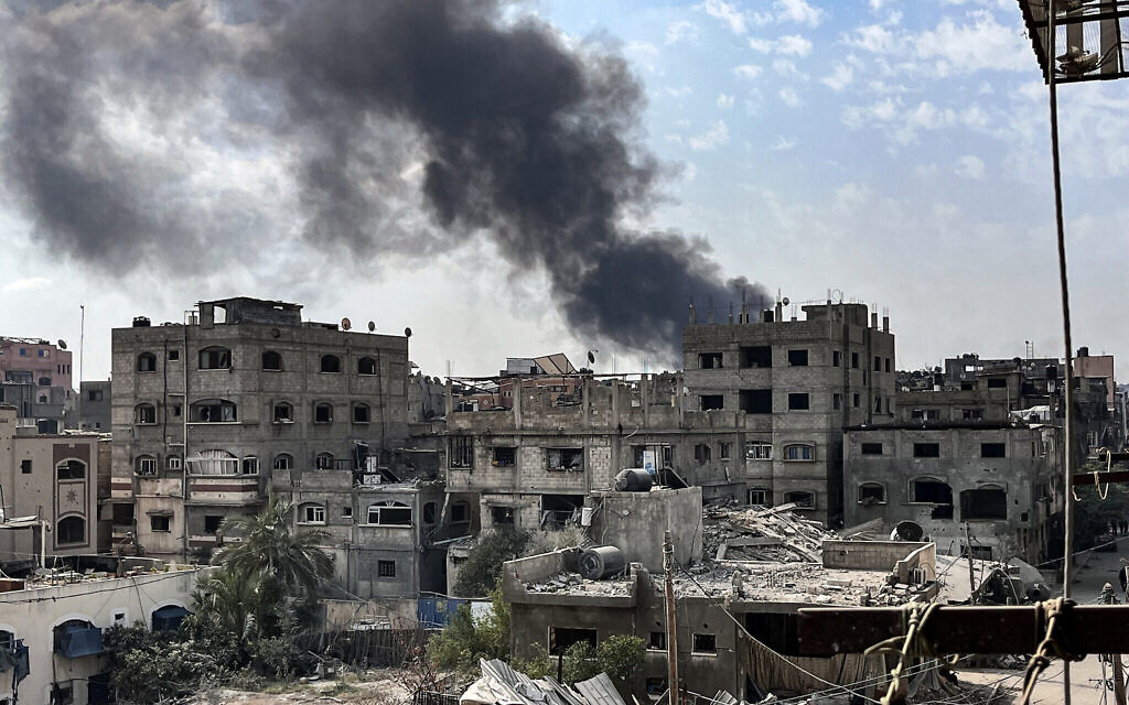 Illustration : De la fumée s'élevant dans le quartier adjacent de Jabaliya, dans le nord de la bande de Gaza, sur une photo prise à Beit Lahiya, lors d'une frappe israélienne contre le Hamas, le 1er novembre 2024. (Crédit : AFP)