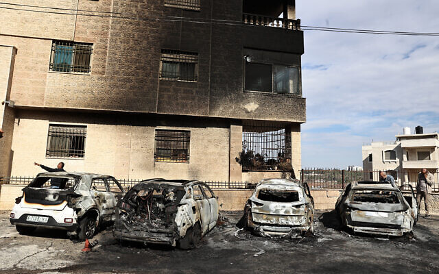 Des véhicules brûlés sur le site d'une attaque signalée par des Israéliens dans la ville d'Al-Bireh, en Cisjordanie, le 4 novembre 2024. (Crédit : Zain Jaafar/AFP) Des véhicules brûlés sur le site d'une attaque signalée par des Israéliens dans la ville d'Al-Bireh, en Cisjordanie, le 4 novembre 2024. (Crédit : Zain Jaafar/AFP)