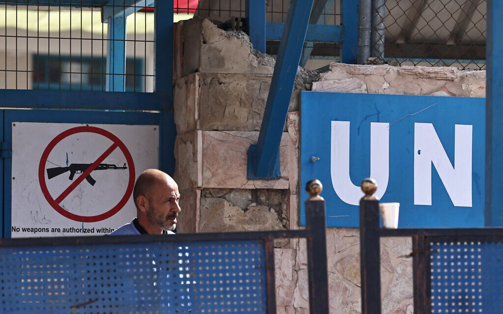 Un employé de l'ONU dans une école de l'UNRWA dans le camp de Jalazone au nord de Ramallah, en Cisjordanie, le 4 novembre 2024. (Crédit : Zain Jaafar/AFP)