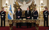 Le président argentin Javier Milei (à gauche) et son nouveau ministre des Affaires étrangères, Gerardo Werthein, le jour du prestation de serment de ce dernier au palais présidentiel Casa Rosada à Buenos Aires, le 4 novembre 2024. (Présidence argentine / AFP)