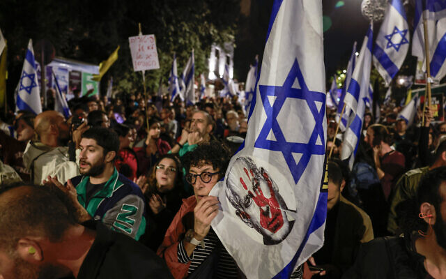 Des Israéliens manifestent devant la résidence du Premier ministre Benjamin Netanyahu suite au limogeage du ministre de la Défense Yoav Gallant, le 5 novembre 2024 à Jérusalem (Crédit : Menahem Kahana / AFP) Des Israéliens manifestent devant la résidence du Premier ministre Benjamin Netanyahu suite au limogeage du ministre de la Défense Yoav Gallant, le 5 novembre 2024 à Jérusalem (Crédit : Menahem Kahana / AFP)