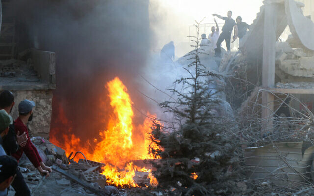 Des personnes et des sauveteurs tentant d'éteindre un incendie sur le site d'une frappe aérienne israélienne à Baalbek, dans l'est du Liban, le 6 novembre 2024. (Crédit : Nidal Solh/AFP) Des personnes et des sauveteurs tentant d'éteindre un incendie sur le site d'une frappe aérienne israélienne à Baalbek, dans l'est du Liban, le 6 novembre 2024. (Crédit : Nidal Solh/AFP)