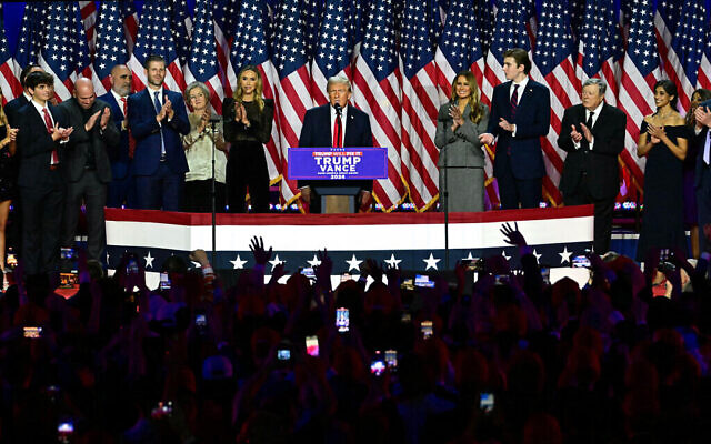 L'ancien président américain et candidat républicain à la présidence Donald Trump s'exprime lors d'une soirée électorale au West Palm Beach Convention Center à West Palm Beach, en Floride, le 6 novembre 2024. (Crédit : Jim WATSON / AFP) L'ancien président américain et candidat républicain à la présidence Donald Trump s'exprime lors d'une soirée électorale au West Palm Beach Convention Center à West Palm Beach, en Floride, le 6 novembre 2024. (Crédit : Jim WATSON / AFP)