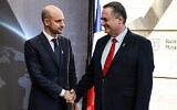 Le ministre des Affaires étrangères Israël Katz (droite) salue son homologue français Jean-Noël Barrot avant une réunion à Jérusalem le 7 novembre 2024. (Crédit : Menahem Kahana / AFP)