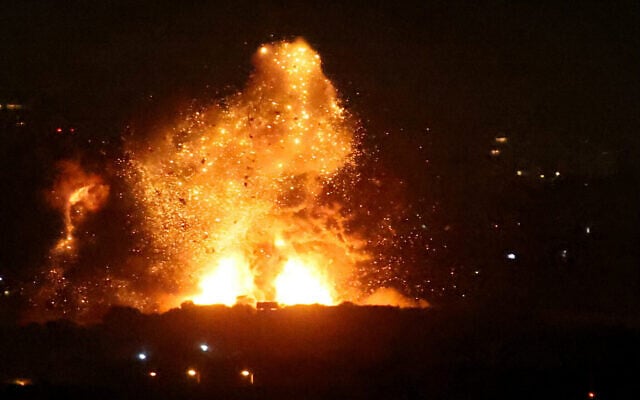 Une boule de feu s’élevant du site d'une frappe aérienne israélienne qui a visé la banlieue sud de Beyrouth, le 7 novembre 2024. (Crédit : Ibrahim Amro/AFP) Une boule de feu s’élevant du site d'une frappe aérienne israélienne qui a visé la banlieue sud de Beyrouth, le 7 novembre 2024. (Crédit : Ibrahim Amro/AFP)