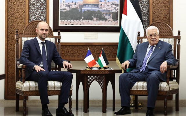Le ministre français de l'Europe et des Affaires étrangères, Jean-Noël Barrot (G), rencontre le président de l'Autorité palestinienne, Mahmoud Abbas, à Ramallah, le 7 novembre 2024. (Crédit : Zain Jaafar/AFP) Le ministre français de l'Europe et des Affaires étrangères, Jean-Noël Barrot (G), rencontre le président de l'Autorité palestinienne, Mahmoud Abbas, à Ramallah, le 7 novembre 2024. (Crédit : Zain Jaafar/AFP)