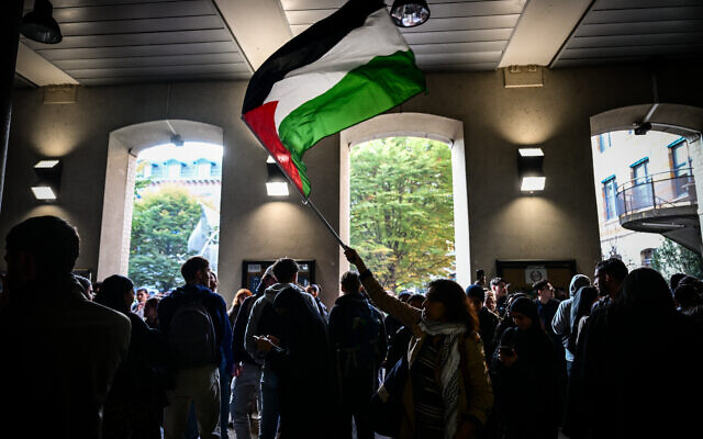 Un manifestant brandit un drapeau palestinien lors d'un rassemblement contre la visite du président de l'Assemblée nationale française à l'Université Lyon 3, à Lyon, le 8 novembre 2024. Le 6 octobre, sur le média français BFMTV, le président de l'Assemblée nationale française a déclaré qu'« Israël ne doit pas être désarmé », en réaction aux déclarations du président français appelant à l'arrêt des livraisons d'armes pour les combats à Gaza. (Photo OLIVIER CHASSIGNOLE / AFP) Un manifestant brandit un drapeau palestinien lors d'un rassemblement contre la visite du président de l'Assemblée nationale française à l'Université Lyon 3, à Lyon, le 8 novembre 2024. Le 6 octobre, sur le média français BFMTV, le président de l'Assemblée nationale française a déclaré qu'« Israël ne doit pas être désarmé », en réaction aux déclarations du président français appelant à l'arrêt des livraisons d'armes pour les combats à Gaza. (Photo OLIVIER CHASSIGNOLE / AFP)