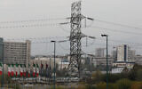 Un pylône de transmission électrique dans la capitale iranienne Téhéran, le 12 novembre 2024. L'Iran a annoncé le 10 novembre 2024 qu'il imposerait un rationnement de l'électricité à Téhéran et dans d'autres provinces à partir du 11 novembre en raison d'une pénurie de carburant dans les centrales électriques, selon l'agence de presse officielle IRNA. (Crédit : Atta Kenare/AFP)