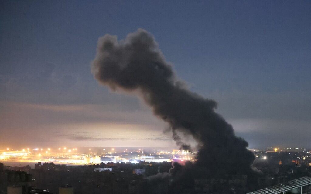 Une épaisse fumée s'élève du site d'une frappe aérienne israélienne qui a visé le Hezbollah dans un quartier de la banlieue sud de Beyrouth, le 13 novembre 2024. (Crédit : Ibrahim Amro/AFP)