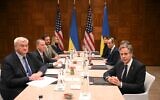 Le secrétaire d'État américain Antony Blinken (à droite) rencontrant le ministre des Affaires étrangères ukrainien Andrii Sybiha (à gauche) lors de sa visite d'une journée à Bruxelles, le 13 novembre 2024. (Crédit : Nicolas Tucat/POOL/AFP)