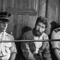Le terroriste libanais Georges Ibrahim Abdallah pendant son procès, pour complicité dans le meurtre de deux diplomates, dont l'Américain Charles Ray et l'Israélien Yacov Barsimantov, pour lequel Abdallah a été condamné à la prison à vie, au palais de justice de Lyon, dans le centre-est de la France, le 3 juillet 1986. (Crédit : AFP)