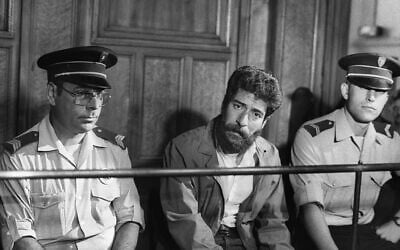 Le terroriste libanais Georges Ibrahim Abdallah pendant son procès, pour complicité dans le meurtre de deux diplomates, dont l'Américain Charles Ray et l'Israélien Yacov Barsimantov, pour lequel Abdallah a été condamné à la prison à vie, au palais de justice de Lyon, dans le centre-est de la France, le 3 juillet 1986. (Crédit : AFP)