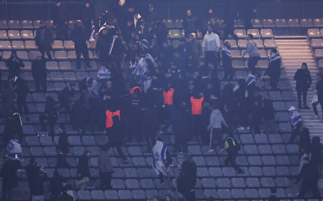 La sécurité du stade intervient à côté de supporters brandissant des drapeaux israéliens lors du match de football de l'UEFA Nations League League A, Groupe A2 entre la France et Israël au Stade de France à Saint-Denis, dans la banlieue nord de Paris, le 14 novembre 2024. (Photo de FRANCK FIFE / AFP) La sécurité du stade intervient à côté de supporters brandissant des drapeaux israéliens lors du match de football de l'UEFA Nations League League A, Groupe A2 entre la France et Israël au Stade de France à Saint-Denis, dans la banlieue nord de Paris, le 14 novembre 2024. (Photo de FRANCK FIFE / AFP)