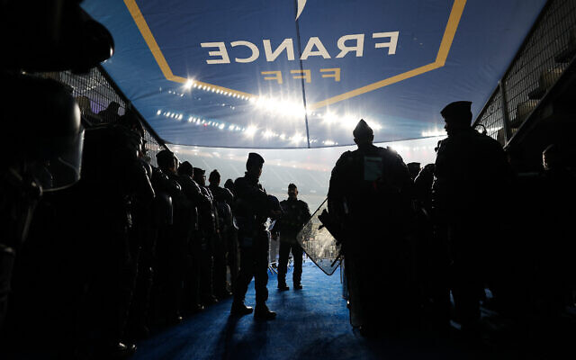 Illustration : Des gendarmes français se tiennent à côté des tribunes lors du match de football de l'UEFA Nations League League A, Groupe A2 entre la France et Israël au Stade de France, à Saint-Denis, dans la banlieue nord de Paris, le 14 novembre 2024. (Crédit : Franck Fife/AFP) Illustration : Des gendarmes français se tiennent à côté des tribunes lors du match de football de l'UEFA Nations League League A, Groupe A2 entre la France et Israël au Stade de France, à Saint-Denis, dans la banlieue nord de Paris, le 14 novembre 2024. (Crédit : Franck Fife/AFP)