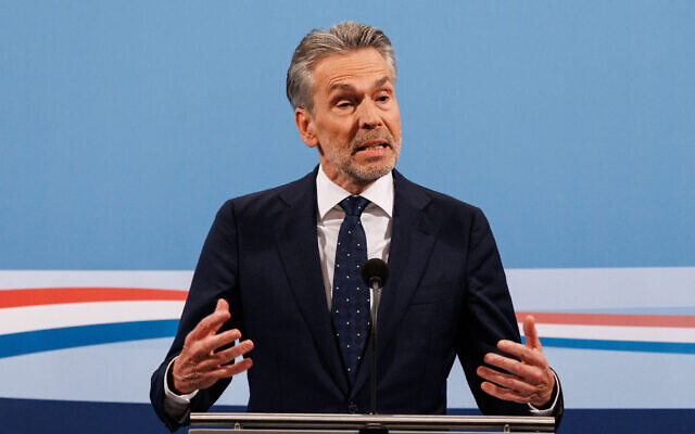 Le Premier ministre néerlandais Dick Schoof s'exprime lors d'une conférence de presse à la Catshuis, la résidence officielle du Premier ministre, à La Haye, le 15 novembre 2024. (Crédit : Simon Wohlfahrt / AFP) Le Premier ministre néerlandais Dick Schoof s'exprime lors d'une conférence de presse à la Catshuis, la résidence officielle du Premier ministre, à La Haye, le 15 novembre 2024. (Crédit : Simon Wohlfahrt / AFP)