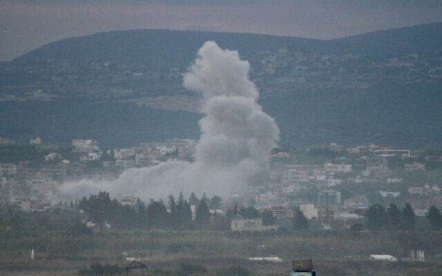Des volutes de fumée, suite à une frappe aérienne israélienne sur le village de Deir Qanoun dans le sud du pays, sur une photo prise depuis la ville libanaise de Tyr le 16 novembre 2024. (Crédit : Kawnat Haju/AFP) Des volutes de fumée, suite à une frappe aérienne israélienne sur le village de Deir Qanoun dans le sud du pays, sur une photo prise depuis la ville libanaise de Tyr le 16 novembre 2024. (Crédit : Kawnat Haju/AFP)