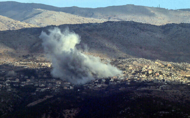 De la fumée s'élevant du site d'une frappe aérienne israélienne qui a visé le village de Kfar Shuba, dans le sud du Liban, le 17 novembre 2024. (Crédit : AFP) De la fumée s'élevant du site d'une frappe aérienne israélienne qui a visé le village de Kfar Shuba, dans le sud du Liban, le 17 novembre 2024. (Crédit : AFP)