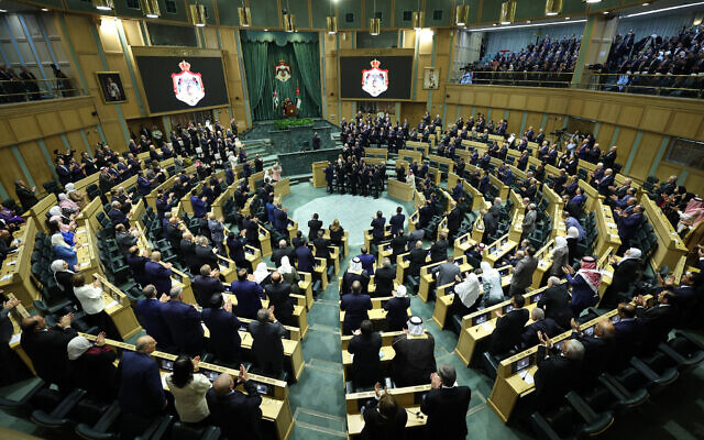 Une photo fournie par le Palais royal jordanien montre le roi Abdallah II à la tribune lors de l'ouverture de la 20e session ordinaire de l'Assemblée nationale à Amman, le 18 novembre 2024. (Crédit : Palais royal jordanien / AFP) Une photo fournie par le Palais royal jordanien montre le roi Abdallah II à la tribune lors de l'ouverture de la 20e session ordinaire de l'Assemblée nationale à Amman, le 18 novembre 2024. (Crédit : Palais royal jordanien / AFP)