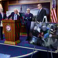 Le sénateur américain Bernie Sanders, représentant indépendant du Vermont, avec ses collègues sénateurs Chris Van Hollen (représentant Démocrate du Maryland), Jeff Merkley (représentant Démocrate de l'Oregon) et Peter Welch (représentant Démocrate du Vermont), lors d'une conférence de presse sur la restriction des ventes d'armes à Israël au Capitole, à Washington, DC, le 19 novembre 2024. (Crédit : Kevin Dietsch/Getty Images/AFP)