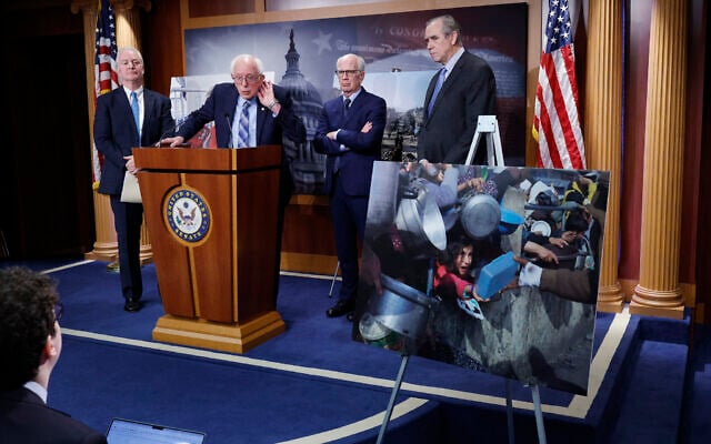 Le sénateur américain Bernie Sanders, représentant indépendant du Vermont, avec ses collègues sénateurs Chris Van Hollen (représentant Démocrate du Maryland), Jeff Merkley (représentant Démocrate de l'Oregon) et Peter Welch (représentant Démocrate du Vermont), lors d'une conférence de presse sur la restriction des ventes d'armes à Israël au Capitole, à Washington, DC, le 19 novembre 2024. (Crédit : Kevin Dietsch/Getty Images/AFP) Le sénateur américain Bernie Sanders, représentant indépendant du Vermont, avec ses collègues sénateurs Chris Van Hollen (représentant Démocrate du Maryland), Jeff Merkley (représentant Démocrate de l'Oregon) et Peter Welch (représentant Démocrate du Vermont), lors d'une conférence de presse sur la restriction des ventes d'armes à Israël au Capitole, à Washington, DC, le 19 novembre 2024. (Crédit : Kevin Dietsch/Getty Images/AFP)