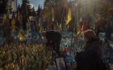 Des personnes visitent le mémorial de fortune rendant hommage aux combattants ukrainiens et étrangers, au 1000e jour de l'invasion russe de l'Ukraine, sur la place de l'Indépendance à Kiev, le 19 novembre 2024. (Photo par Roman PILIPEY / AFP)