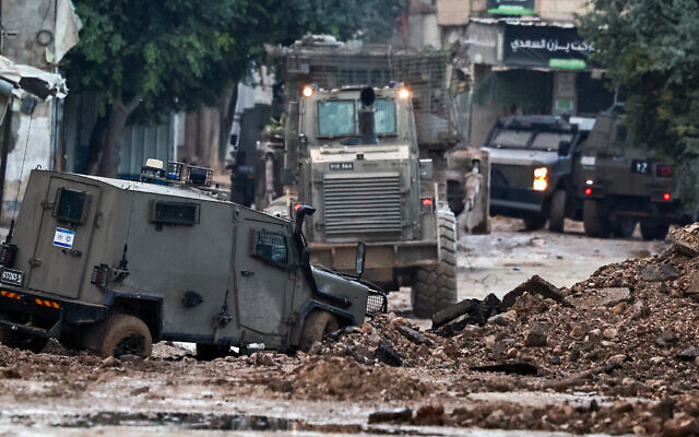 Des véhicules de l'armée israélienne lors d'un raid militaire près de Jenin, en Cisjordanie, le 19 novembre 2024. (Crédit : Zain JAAFAR / AFP) Des véhicules de l'armée israélienne lors d'un raid militaire près de Jenin, en Cisjordanie, le 19 novembre 2024. (Crédit : Zain JAAFAR / AFP)