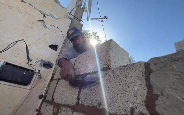 Un Palestinien rénove une maison à
Khan Younès, dans la bande de Gaza. (Crédit : STRINGER/AFPTV)
