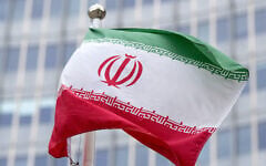 Le drapeau du régime iranien devant le siège de l'AIEA lors de la réunion du Conseil des gouverneurs de l'Agence internationale de l'énergie atomique, au siège de l'agence, à Vienne, en Autriche, le 20 novembre 2024. (Crédit : Joe Klamar/AFP)