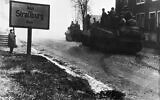 Des soldats alliés roulant sur des chars en direction de la ville de Strasbourg pendant la Seconde Guerre mondiale, en novembre 1944 (Crédit : AFP)