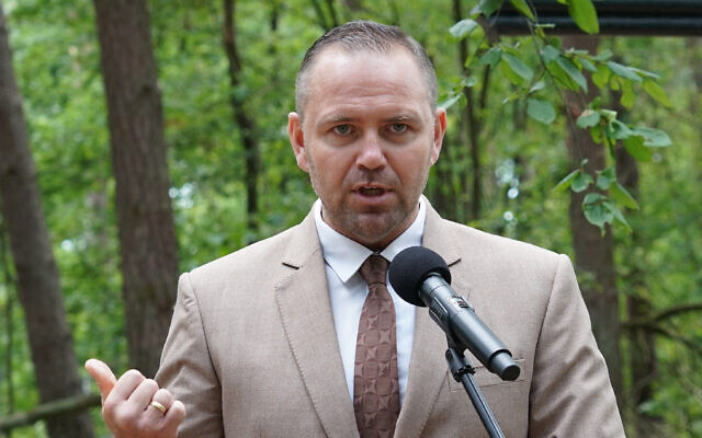 Karol Nawrocki, directeur de l'Institut national de la mémoire, tient une conférence de presse dans la forêt de Bialucki, près d'Ilowo, le 13 juillet 2022. C'est à cet endroit que la fosse commune d'environ 8 000 victimes nazies du camp de concentration de Soldau, à Dzialdowo, a été mise au jour au début du mois de juillet 2022. Le parti nationaliste polonais Droit et Justice (PiS), principal parti d'opposition, a désigné l'historien Karol Nawrocki comme candidat à l'élection présidentielle de 2025, le 24 novembre 2024. (Photo by JANEK SKARZYNSKI / AFP) Karol Nawrocki, directeur de l'Institut national de la mémoire, tient une conférence de presse dans la forêt de Bialucki, près d'Ilowo, le 13 juillet 2022. C'est à cet endroit que la fosse commune d'environ 8 000 victimes nazies du camp de concentration de Soldau, à Dzialdowo, a été mise au jour au début du mois de juillet 2022. Le parti nationaliste polonais Droit et Justice (PiS), principal parti d'opposition, a désigné l'historien Karol Nawrocki comme candidat à l'élection présidentielle de 2025, le 24 novembre 2024. (Photo by JANEK SKARZYNSKI / AFP)