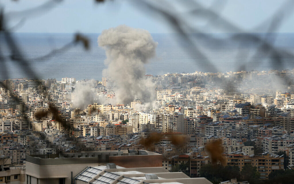 De la fumée s’élevant du site des frappes aériennes israéliennes qui ont visé la banlieue sud de Beyrouth dans le cadre de la guerre entre Israël et le groupe terroriste Hezbollah, le 25 novembre 2024. (Crédit : Ibrahim Amro/AFP)