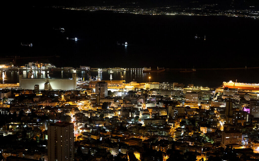 Une vue de la ville portuaire israélienne de Haïfa dans le cadre de la guerre entre Israël et le Hezbollah,  le 26 novembre 2024. (Crédit : Ahmad Gharabli/AFP)