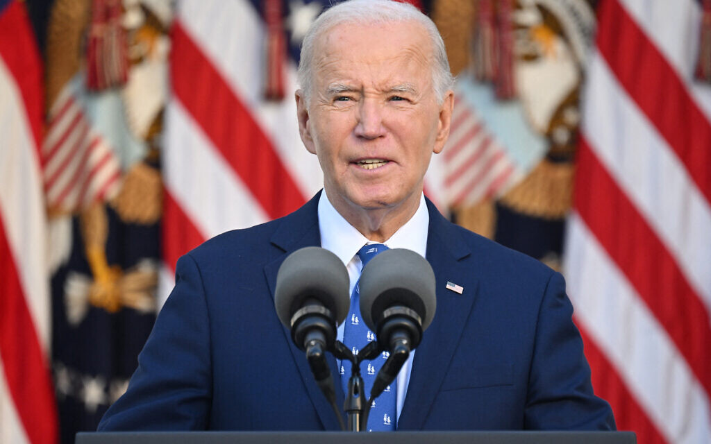 Le président américain Joe Biden parle du cessez-le-feu entre Israël et le Hezbollah au Liban, dans la roseraie de la Maison Blanche à Washington, DC, le 26 novembre 2024. (Crédit : SAUL LOEB / AFP)