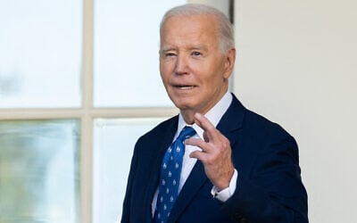 Le président américain Joe Biden répond à une question sur le cessez-le-feu à Gaza après s'être exprimé dans la roseraie de la Maison Blanche à Washington, le 26 novembre 2024. (Crédit : Saul Loeb/AFP)