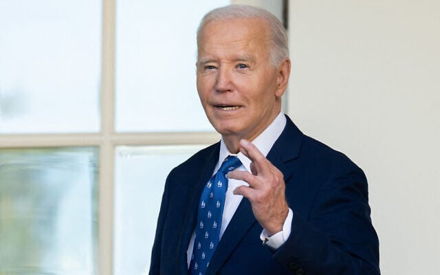 Le président américain Joe Biden répond à une question sur le cessez-le-feu à Gaza après s'être exprimé dans la roseraie de la Maison Blanche à Washington, le 26 novembre 2024. (Crédit : Saul Loeb/AFP)