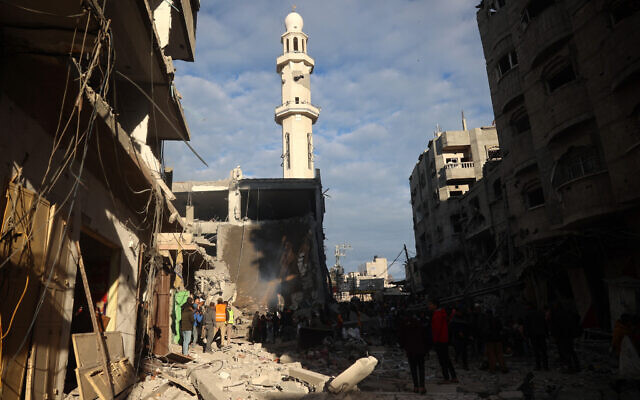 Les Palestiniens inspectant les dégâts sur le site d'une frappe aérienne israélienne, dans le camp de Nuseirat, au centre de Gaza, le 27 novembre 2024. (Crédit : Eyad Baba/AFP) Les Palestiniens inspectant les dégâts sur le site d'une frappe aérienne israélienne, dans le camp de Nuseirat, au centre de Gaza, le 27 novembre 2024. (Crédit : Eyad Baba/AFP)